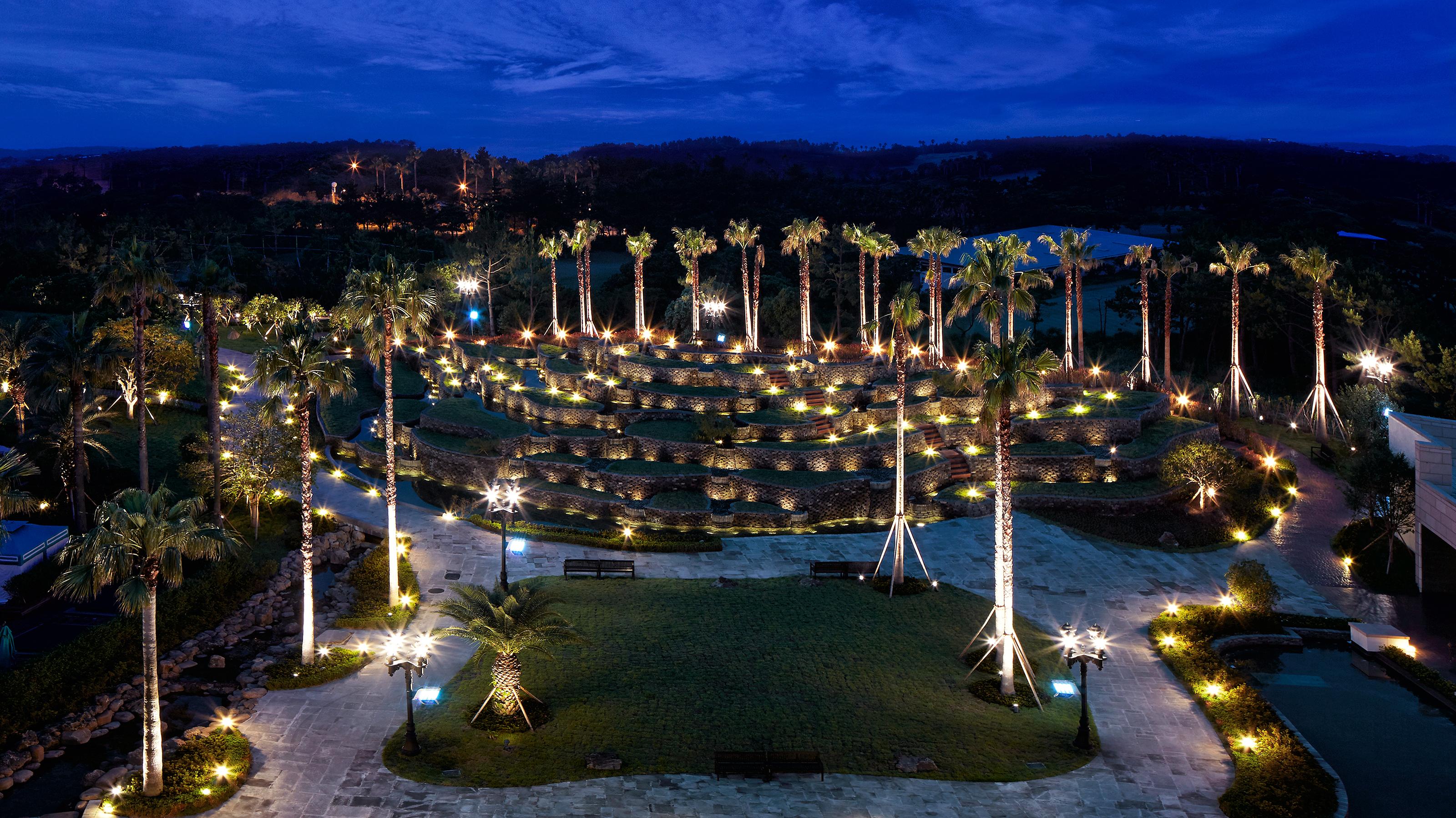 Kensington Jeju Hotel Kültér fotó The resort at night