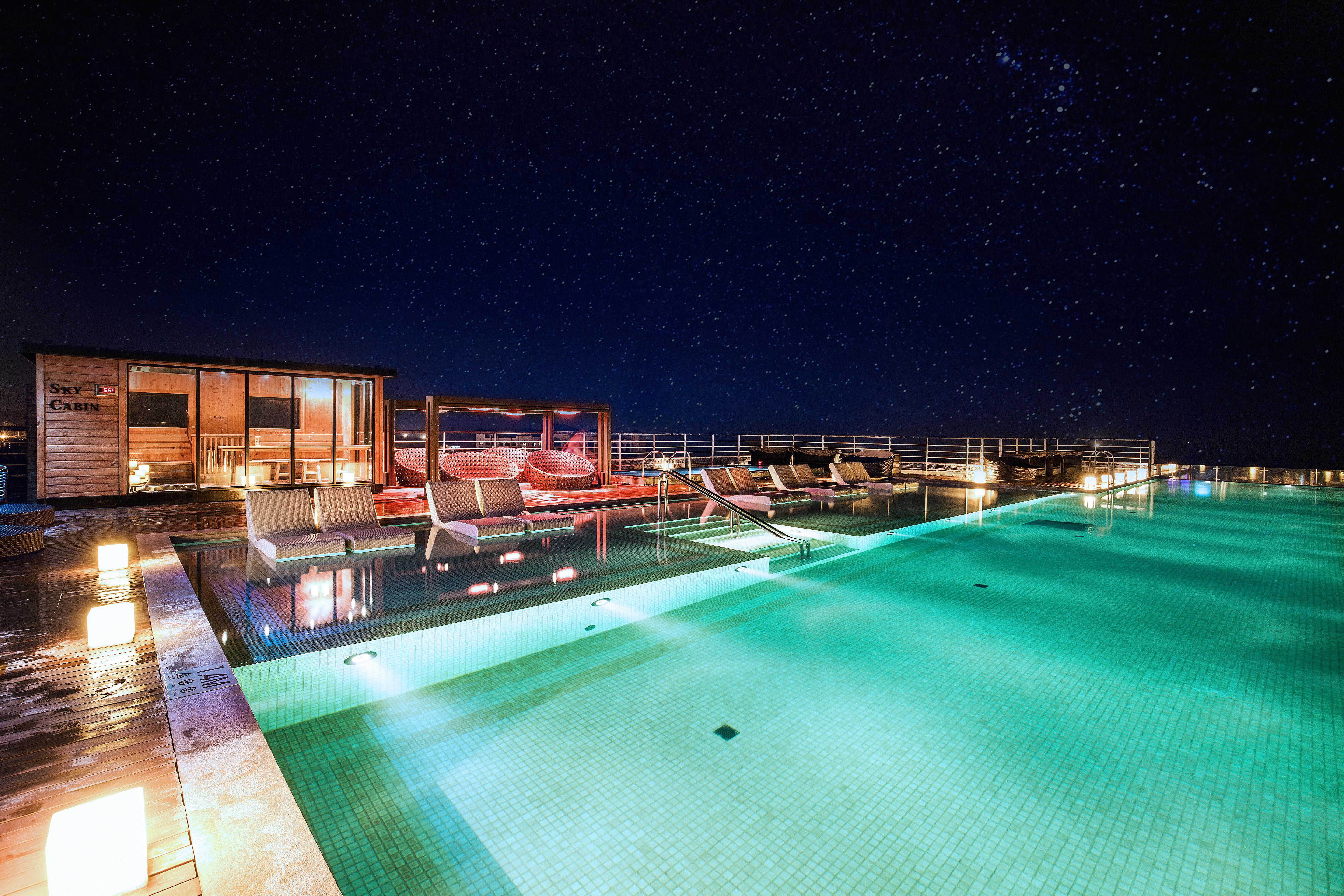 Kensington Jeju Hotel Kültér fotó The rooftop pool at the hotel