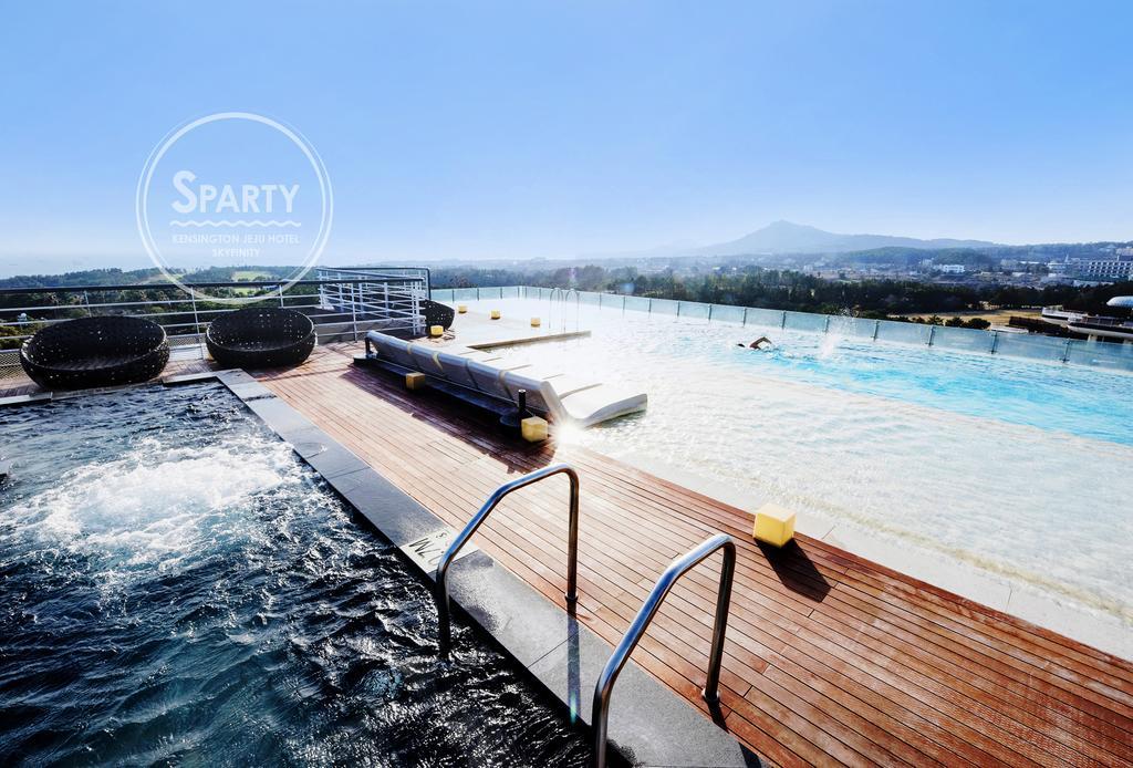 Kensington Jeju Hotel Kültér fotó The pool at the top of the hotel