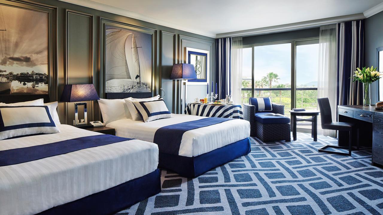 Kensington Jeju Hotel Kültér fotó A guest room at The Carlyle