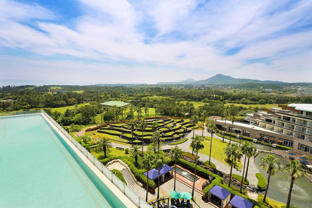 Kensington Jeju Hotel Kültér fotó Skyline view of the golf course