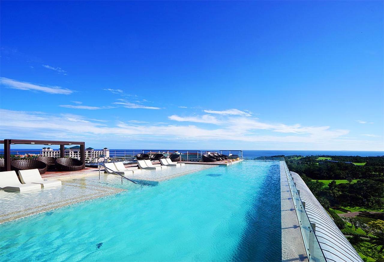 Kensington Jeju Hotel Kültér fotó Infinity pool at the top of the hotel